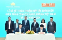 Lãnh đạo Báo Nhân Dân và Vietnam Airlines ký thỏa thuận hợp tác toàn diện.