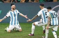 Lionel Messi ăn mừng cùng đồng đội sau khi ghi bàn thắng thứ 3 cho Argentina. (Ảnh: Reuters)
