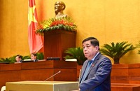 Bộ trưởng Kế hoạch và Đầu tư Nguyễn Chí Dũng trình bày dự thảo Nghị quyết tại phiên họp sáng 26/5. (Ảnh: DUY LINH)