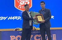 Đại diện FPT Play trao kỷ niệm chương Liên đoàn Bóng đá Hà Nội.