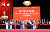 PGS, TS Hoàng Phúc Lâm, Phó Giám đốc Học viện Chính trị quốc gia Hồ Chí Minh trao bằng đại học, thạc sĩ, tiến sĩ đợt 1 - năm 2023 cho các học viên. (Ảnh: Văn Điệp/TTXVN)