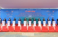 Thủ tướng Phạm Minh Chính cùng lãnh đạo các Bộ, ngành Trung ương và địa phương tại điểm cầu Quảng Ngãi ấn nút khởi công đồng loạt 12 dự án thành phần cao tốc bắc-nam. 