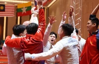 Niềm vui của các vận động viên đấu kiếm Việt Nam sau khi giành Huy chương Vàng nội dung đồng đội nam kiếm liễu chiều 16/5. (Ảnh: Minh Quyết/TTXVN)