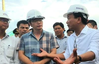 Thứ trưởng Giao thông vận tải Nguyễn Danh Huy và Chủ tịch UBND tỉnh Quảng Ngãi Đặng Văn Minh kiểm tra hiện trường dự án cao tốc Quảng Ngãi-Hoài Nhơn.