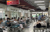 Người dân chờ chụp chiếu tại Bệnh viện Bạch Mai.