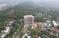 Công trình khách sạn 12 tầng của ông Vũ Mạnh Hùng tại ấp Cửa Lấp, xã Dương Tơ, thành phố Phú Quốc, tỉnh Kiên Giang xây dựng trái phép. (Ảnh: HỮU TUẤN)