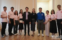 Sinh viên Việt Nam tham gia dạy học trong chương trình "Tiếng Việt vui" cùng các đại biểu chụp ảnh lưu niệm. (Ảnh: XUÂN HƯNG)