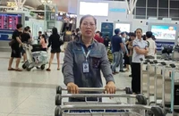 Chị Thúy, nhân viên xe đẩy sân bay Nội Bài.