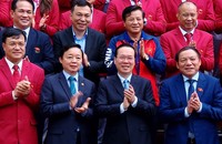 Chủ tịch nước Võ Văn Thưởng chụp ảnh cùng các vận động viên, huấn luyện viên tiêu biểu của Đoàn thể thao Việt Nam tại SEA Games 32. (Ảnh: Hồng Quân)