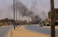Khói bốc lên từ Omdurman, Sudan trong lúc xảy ra giao tranh ngày 15/4/2023. (Ảnh: Reuters)