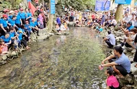 Suối cá Cẩm Lương, huyện Cẩm Thủy (Thanh Hóa) là điểm hấp dẫn khách du lịch.