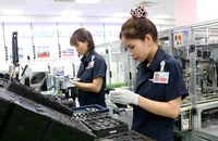 Công nhân Công ty Samsung Electronics Việt Nam (SEV), huyện Yên Phong, tỉnh Bắc Ninh kiểm tra sản phẩm.
