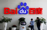Con người tương tác với robot AI của Baidu tại trụ sở chính của công ty ở Bắc Kinh, Trung Quốc. Ảnh: Reuters.