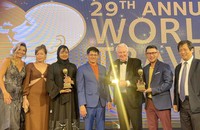 Ông Graham Cooke - Chủ tịch Hội đồng giải thưởng World Golf Awards 2022 trao cúp vinh danh cho đoàn Việt Nam. (Ảnh: Trịnh Thành)