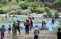 Lực lượng cứu hộ Công an huyện Xuân Lộc và người dân địa phương tìm kiếm nạn nhân. 
