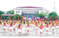 Màn biểu diễn của các em học sinh tại Đại hội Thể dục thể thao huyện Mê Linh.