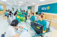 Giao dịch khách hàng tại chi nhánh Ngân hàng BIDV.