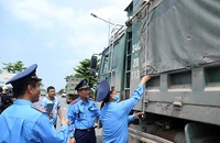 Thanh tra giao thông Hà Nội kiểm tra phương tiện cơi nới thành thùng, chở quá tải trên đường Lý Thánh Tông, huyện Gia Lâm. (Ảnh LÊ KHÁNH)