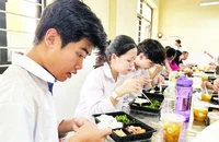 Các suất cơm miễn phí của tuổi trẻ huyện Ứng Hòa phục vụ các thí sinh.