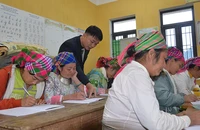 Một giờ học ở lớp xóa mù chữ tại điểm trường Sáo Sào, xã Thượng Quan, huyện Ngân Sơn (Bắc Kạn). 