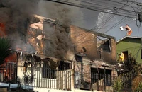 Cháy rừng lan tới nhiều nhà dân ở Vina Del Mar của Chile. Ảnh REUTERS