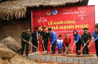 Đại diện Trung ương Đoàn, Trung ương Hội Liên hiệp Thanh niên Việt Nam và các đơn vị liên quan khởi công xây dựng một “Ngôi nhà hạnh phúc” tại xã Tam Quang, huyện Tương Dương, tỉnh Nghệ An. 
