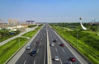 Đường cao tốc Hà Nội-Hải Phòng với thiết kế 6 làn xe, 2 làn khẩn cấp được mô tả là tuyến đường hiện đại nhất Việt Nam. (Ảnh AN CÔNG)