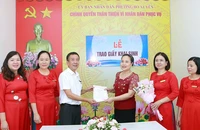 Lãnh đạo phường Bồ Xuyên, thành phố Thái Bình, tỉnh Thái Bình trao giấy khai sinh cho công dân.