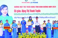 Lãnh đạo tỉnh Bình Dương tuyên dương “Gương mặt trẻ triển vọng” năm 2024. 