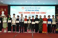 Hội Khuyến học Việt Nam trao học bổng cho học sinh vượt khó, học giỏi năm 2024.