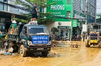 Công nhân Công ty cổ phần Môi trường và Năng lượng Yên Bái tham gia dọn vệ sinh tại thành phố Yên Bái.