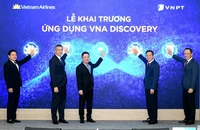 Lãnh đạo Vietnam Airline và VNPT nhấn nút khai trương ứng dụng VNA Discovery.