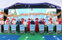 Phó Thủ tướng Trần Hồng Hà và các đại biểu ấn nút khởi công dự án Khu Công nghiệp Gia Bình II.