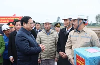 Thủ tướng Phạm Minh Chính thăm hỏi, tặng quà động viên kỹ sư, công nhân đang thi công trên công trường tại vị trí 201.