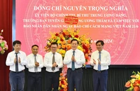 Đồng chí Nguyễn Trọng Nghĩa, Ủy viên Bộ Chính trị, Bí thư Trung ương Đảng, Trưởng Ban Tuyên giáo Trung ương tặng lẵng hoa chúc mừng tập thể cán bộ, nhân viên Báo Nhân Dân.