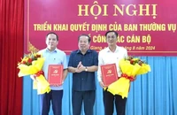 Ông Mai Văn Huỳnh, Phó bí thư Thường trực Tỉnh ủy, chủ tịch HĐND tỉnh Kiên Giang trao quyết định cho ông Nguyễn Đức Chín (bìa trái) và ông Trần Chí Viễn. (Ảnh: Báo Tiền Phong)