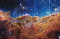 “Vách đá vũ trụ” thuộc tinh vân Carina với vô số ngôi sao được chụp bởi kính viễn vọng không gian James Webb. (Ảnh: NASA, ESA, CSA, STScI/Reuters)
