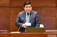Bộ trưởng Kế hoạch và Đầu tư Nguyễn Chí Dũng giải trình, làm rõ một số vấn đề đại biểu Quốc hội nêu trong phiên họp chiều 25/5. (Ảnh: ĐĂNG KHOA)