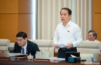 Chủ nhiệm Ủy ban Pháp luật của Quốc hội Hoàng Thanh Tùng trình bày báo cáo tại phiên họp sáng 15/6. (Ảnh: DUY LINH)