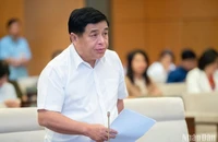 Bộ trưởng Kế hoạch và Đầu tư Nguyễn Chí Dũng báo cáo tình hình thực hiện Nghị quyết số 43/2022/QH15 của Quốc hội về chính sách tài khóa, tiền tệ hỗ trợ Chương trình phục hồi và phát triển kinh tế-xã hội. (Ảnh: DUY LINH)