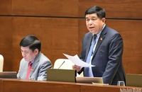 Bộ trưởng Kế hoạch và Đầu tư Nguyễn Chí Dũng giải trình, làm rõ một số vấn đề đại biểu Quốc hội quan tâm. (Ảnh: DUY LINH)