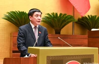 Tổng Thư ký Quốc hội, Chủ nhiệm Văn phòng Quốc hội Bùi Văn Cường trình bày báo cáo thẩm tra tại phiên chất vấn sáng 6/11. (Ảnh: DUY LINH)