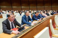 Đại biểu Quốc hội biểu quyết thông qua Nghị quyết về việc sử dụng dự phòng chung, dự phòng nguồn ngân sách trung ương của Kế hoạch đầu tư công trung hạn giai đoạn 2021-2025 cho các Bộ, cơ quan trung ương, địa phương và Tập đoàn Điện lực Việt Nam. (Ảnh: DUY LINH)