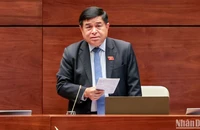 Bộ trưởng Kế hoạch và Đầu tư Nguyễn Chí Dũng phát biểu giải trình, làm rõ một số vấn đề đại biểu Quốc hội nêu trong phiên thảo luận chiều 25/5. (Ảnh: DUY LINH)