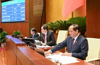 Chủ tịch Quốc hội Trần Thanh Mẫn và các Phó Chủ tịch Quốc hội bấm nút biểu quyết thông qua Luật. (Ảnh: DUY LINH)