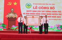 Đại diện lãnh đạo Huyện ủy, Ủy ban nhân dân huyện Trà Cú đón nhận Bằng công nhận đạt chuẩn nông thôn mới.