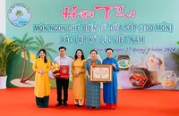 Đại diện lãnh đạo Ủy ban nhân dân huyện Cầu Kè nhận Bằng xác lập kỷ lục Việt Nam.