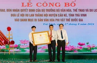 Lãnh đạo Ủy ban nhân dân huyện Cầu Kè nhận quyết định của Bộ Văn hóa, Thể thao và Du lịch.