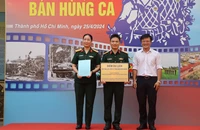 Đại tá Nguyễn Ngọc Điệp (trái), Giám đốc Bảo tàng Lực lượng vũ trang miền Đông Nam bộ nhận quyết định công nhận điểm du lịch của Sở Du lịch Thành phố Hồ Chí Minh.