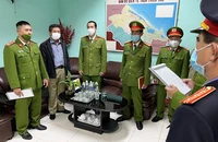 Cơ quan Công an đọc lệnh bắt tạm giam ông Hoàng Văn Đức (thứ 2 từ trái sang), nguyên Giám đốc CDC Thừa Thiên Huế theo quyết định của Cơ quan Cảnh sát điều tra Công an tỉnh Thừa Thiên Huế ngày 17/2/2023. (Ảnh: Công an cung cấp).